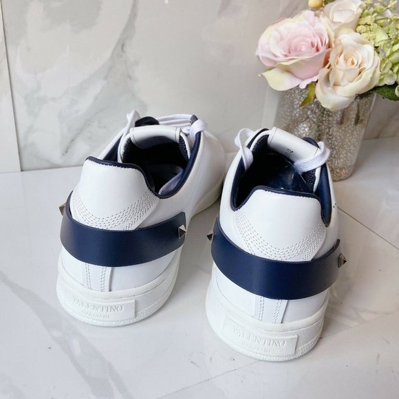 Valentino Garavani Perforated V Logo RockStud Lace - Picture 8 of 12